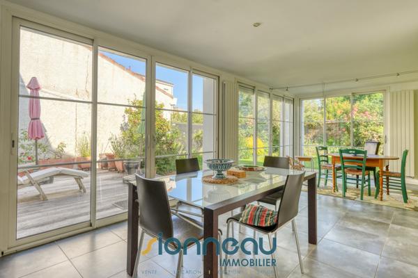 Propriete
                                                                                                                                                                                                                                                                                                                        5 pièce(s)                                                                                                                                                                                                          4 chambre(s)                                                                                                                                                                                                          170  m²