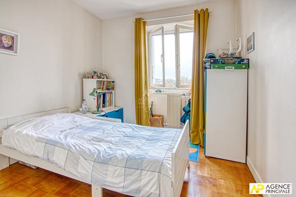 Versailles Notre-Dame Appartement 4 pièces 71 m² carrez situé au 5ème et dernier étage avec ascenseur, cave et box €630 000 ** - Référence 27275