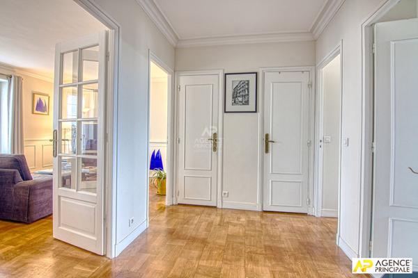 Versailles Notre-Dame Appartement 4 pièces 71 m² carrez situé au 5ème et dernier étage avec ascenseur, cave et box €630 000 ** - Référence 27275
