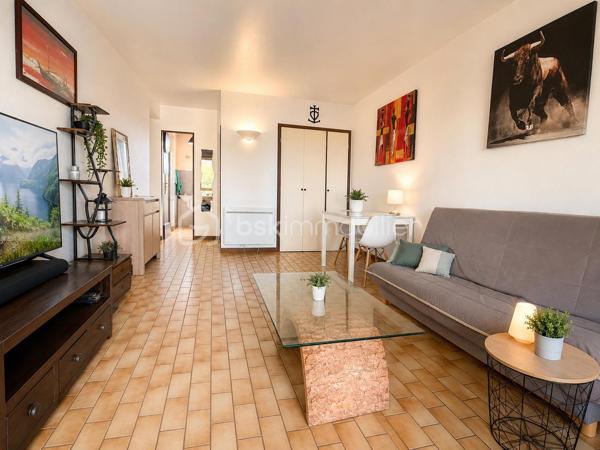 Le Grau-du-Roi, rive gauche, proche de laplage et des commerces.
Heureuse de vous présenter ce très joli T3 (chambre et cabine fermée avec fenêtre) de 43 m2 environ avec sa grande terrasse de 8,50 m2 et sa place de parking privée.
Situé au 1 er étage (avec ascenseur) d'une copropriété recherchée, il se compose d'une entrée, d'une cabine fermée avec fenêtre, d'une salle de bains AVEC FENÊTRE, d'un WC séparé, d'une belle chambre, d'une généreuse pièce de vie donnant accès à une grande terrasse SANS AUCUN VIS-À-VIS, offrant une jolie vue sur le parc de la résidence.
Une place de parking privée et numérotée complète ce bel ensemble à vivre.
Plage et commerces à quelques enjambées, centre-ville du Grau-du-Roi à 10 mn à pied en longeant la promenade face à la mer....
Idéal pour une vie à l'année ou un investissement locatif.
APPARTEMENT VENDU NON MEUBLÉ.
Rare sur le marché, ce joli bien trouvera très vite son nouveau propriétaire.
Une visite s'impose !