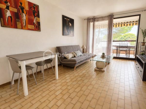 Le Grau-du-Roi, rive gauche, proche de laplage et des commerces.
Heureuse de vous présenter ce très joli T3 (chambre et cabine fermée avec fenêtre) de 43 m2 environ avec sa grande terrasse de 8,50 m2 et sa place de parking privée.
Situé au 1 er étage (avec ascenseur) d'une copropriété recherchée, il se compose d'une entrée, d'une cabine fermée avec fenêtre, d'une salle de bains AVEC FENÊTRE, d'un WC séparé, d'une belle chambre, d'une généreuse pièce de vie donnant accès à une grande terrasse SANS AUCUN VIS-À-VIS, offrant une jolie vue sur le parc de la résidence.
Une place de parking privée et numérotée complète ce bel ensemble à vivre.
Plage et commerces à quelques enjambées, centre-ville du Grau-du-Roi à 10 mn à pied en longeant la promenade face à la mer....
Idéal pour une vie à l'année ou un investissement locatif.
APPARTEMENT VENDU NON MEUBLÉ.
Rare sur le marché, ce joli bien trouvera très vite son nouveau propriétaire.
Une visite s'impose !