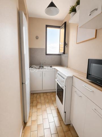 Le Grau-du-Roi, rive gauche, proche de laplage et des commerces.
Heureuse de vous présenter ce très joli T3 (chambre et cabine fermée avec fenêtre) de 43 m2 environ avec sa grande terrasse de 8,50 m2 et sa place de parking privée.
Situé au 1 er étage (avec ascenseur) d'une copropriété recherchée, il se compose d'une entrée, d'une cabine fermée avec fenêtre, d'une salle de bains AVEC FENÊTRE, d'un WC séparé, d'une belle chambre, d'une généreuse pièce de vie donnant accès à une grande terrasse SANS AUCUN VIS-À-VIS, offrant une jolie vue sur le parc de la résidence.
Une place de parking privée et numérotée complète ce bel ensemble à vivre.
Plage et commerces à quelques enjambées, centre-ville du Grau-du-Roi à 10 mn à pied en longeant la promenade face à la mer....
Idéal pour une vie à l'année ou un investissement locatif.
APPARTEMENT VENDU NON MEUBLÉ.
Rare sur le marché, ce joli bien trouvera très vite son nouveau propriétaire.
Une visite s'impose !