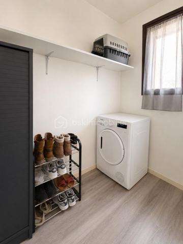 Le Grau-du-Roi, rive gauche, proche de laplage et des commerces.
Heureuse de vous présenter ce très joli T3 (chambre et cabine fermée avec fenêtre) de 43 m2 environ avec sa grande terrasse de 8,50 m2 et sa place de parking privée.
Situé au 1 er étage (avec ascenseur) d'une copropriété recherchée, il se compose d'une entrée, d'une cabine fermée avec fenêtre, d'une salle de bains AVEC FENÊTRE, d'un WC séparé, d'une belle chambre, d'une généreuse pièce de vie donnant accès à une grande terrasse SANS AUCUN VIS-À-VIS, offrant une jolie vue sur le parc de la résidence.
Une place de parking privée et numérotée complète ce bel ensemble à vivre.
Plage et commerces à quelques enjambées, centre-ville du Grau-du-Roi à 10 mn à pied en longeant la promenade face à la mer....
Idéal pour une vie à l'année ou un investissement locatif.
APPARTEMENT VENDU NON MEUBLÉ.
Rare sur le marché, ce joli bien trouvera très vite son nouveau propriétaire.
Une visite s'impose !