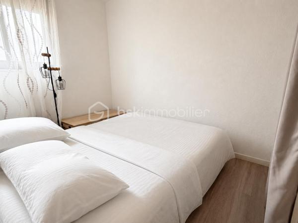 Le Grau-du-Roi, rive gauche, proche de laplage et des commerces.
Heureuse de vous présenter ce très joli T3 (chambre et cabine fermée avec fenêtre) de 43 m2 environ avec sa grande terrasse de 8,50 m2 et sa place de parking privée.
Situé au 1 er étage (avec ascenseur) d'une copropriété recherchée, il se compose d'une entrée, d'une cabine fermée avec fenêtre, d'une salle de bains AVEC FENÊTRE, d'un WC séparé, d'une belle chambre, d'une généreuse pièce de vie donnant accès à une grande terrasse SANS AUCUN VIS-À-VIS, offrant une jolie vue sur le parc de la résidence.
Une place de parking privée et numérotée complète ce bel ensemble à vivre.
Plage et commerces à quelques enjambées, centre-ville du Grau-du-Roi à 10 mn à pied en longeant la promenade face à la mer....
Idéal pour une vie à l'année ou un investissement locatif.
APPARTEMENT VENDU NON MEUBLÉ.
Rare sur le marché, ce joli bien trouvera très vite son nouveau propriétaire.
Une visite s'impose !