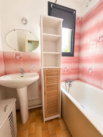 Le Grau-du-Roi, rive gauche, proche de laplage et des commerces.
Heureuse de vous présenter ce très joli T3 (chambre et cabine fermée avec fenêtre) de 43 m2 environ avec sa grande terrasse de 8,50 m2 et sa place de parking privée.
Situé au 1 er étage (avec ascenseur) d'une copropriété recherchée, il se compose d'une entrée, d'une cabine fermée avec fenêtre, d'une salle de bains AVEC FENÊTRE, d'un WC séparé, d'une belle chambre, d'une généreuse pièce de vie donnant accès à une grande terrasse SANS AUCUN VIS-À-VIS, offrant une jolie vue sur le parc de la résidence.
Une place de parking privée et numérotée complète ce bel ensemble à vivre.
Plage et commerces à quelques enjambées, centre-ville du Grau-du-Roi à 10 mn à pied en longeant la promenade face à la mer....
Idéal pour une vie à l'année ou un investissement locatif.
APPARTEMENT VENDU NON MEUBLÉ.
Rare sur le marché, ce joli bien trouvera très vite son nouveau propriétaire.
Une visite s'impose !