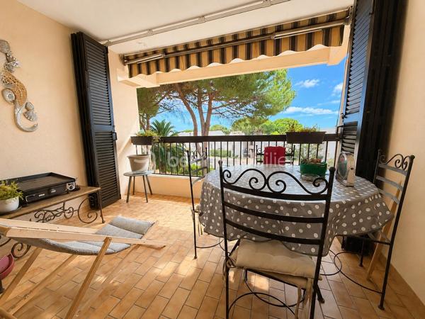 Le Grau-du-Roi, rive gauche, proche de laplage et des commerces.
Heureuse de vous présenter ce très joli T3 (chambre et cabine fermée avec fenêtre) de 43 m2 environ avec sa grande terrasse de 8,50 m2 et sa place de parking privée.
Situé au 1 er étage (avec ascenseur) d'une copropriété recherchée, il se compose d'une entrée, d'une cabine fermée avec fenêtre, d'une salle de bains AVEC FENÊTRE, d'un WC séparé, d'une belle chambre, d'une généreuse pièce de vie donnant accès à une grande terrasse SANS AUCUN VIS-À-VIS, offrant une jolie vue sur le parc de la résidence.
Une place de parking privée et numérotée complète ce bel ensemble à vivre.
Plage et commerces à quelques enjambées, centre-ville du Grau-du-Roi à 10 mn à pied en longeant la promenade face à la mer....
Idéal pour une vie à l'année ou un investissement locatif.
APPARTEMENT VENDU NON MEUBLÉ.
Rare sur le marché, ce joli bien trouvera très vite son nouveau propriétaire.
Une visite s'impose !