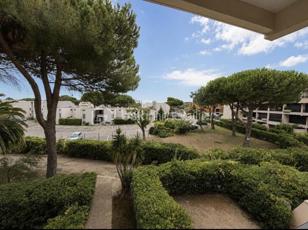 Le Grau-du-Roi, rive gauche, proche de laplage et des commerces.
Heureuse de vous présenter ce très joli T3 (chambre et cabine fermée avec fenêtre) de 43 m2 environ avec sa grande terrasse de 8,50 m2 et sa place de parking privée.
Situé au 1 er étage (avec ascenseur) d'une copropriété recherchée, il se compose d'une entrée, d'une cabine fermée avec fenêtre, d'une salle de bains AVEC FENÊTRE, d'un WC séparé, d'une belle chambre, d'une généreuse pièce de vie donnant accès à une grande terrasse SANS AUCUN VIS-À-VIS, offrant une jolie vue sur le parc de la résidence.
Une place de parking privée et numérotée complète ce bel ensemble à vivre.
Plage et commerces à quelques enjambées, centre-ville du Grau-du-Roi à 10 mn à pied en longeant la promenade face à la mer....
Idéal pour une vie à l'année ou un investissement locatif.
APPARTEMENT VENDU NON MEUBLÉ.
Rare sur le marché, ce joli bien trouvera très vite son nouveau propriétaire.
Une visite s'impose !