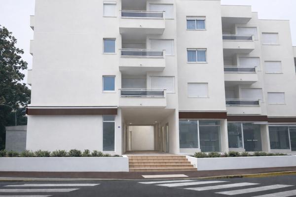 Dpt Charente Maritime (17), à vendre LA PALMYRE Local commercial