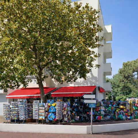 Dpt Charente Maritime (17), à vendre LA PALMYRE Local commercial