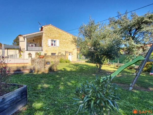 Maison en pierre rénovée avec piscine, alliant charme de l’ancien et confort moderne