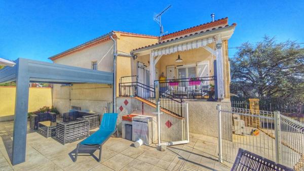 Maison en pierre rénovée avec piscine, alliant charme de l’ancien et confort moderne