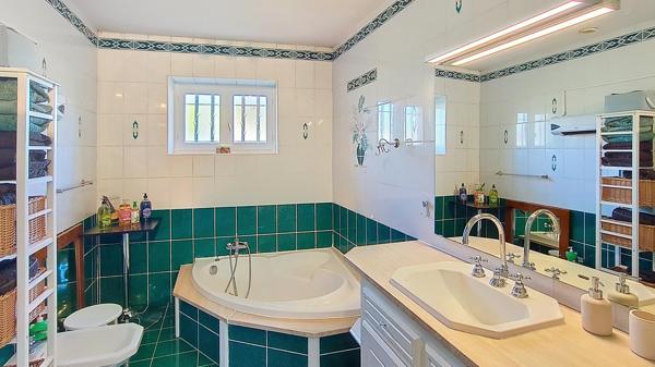 Maison en pierre rénovée avec piscine, alliant charme de l’ancien et confort moderne