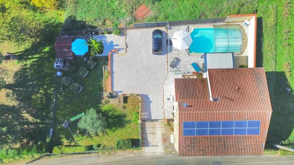 Maison en pierre rénovée avec piscine, alliant charme de l’ancien et confort moderne