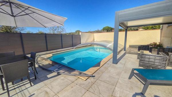Maison en pierre rénovée avec piscine, alliant charme de l’ancien et confort moderne