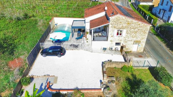 Maison en pierre rénovée avec piscine, alliant charme de l’ancien et confort moderne