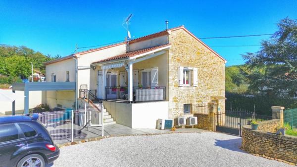 Maison en pierre rénovée avec piscine, alliant charme de l’ancien et confort moderne