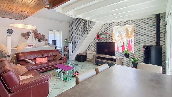 Maison en pierre rénovée avec piscine, alliant charme de l’ancien et confort moderne