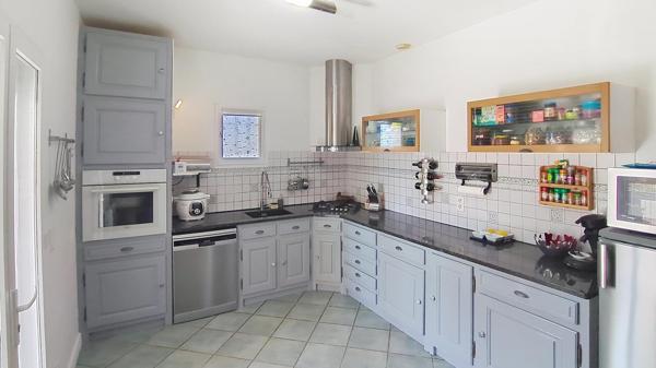 Maison en pierre rénovée avec piscine, alliant charme de l’ancien et confort moderne