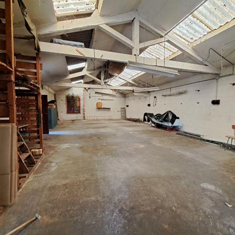 A VENDRE PARKING-BOX LAVELANET 191 M² SUR TERRAIN CONSTRUCTIBLE 923 M²