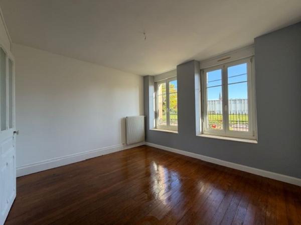 Appartement entierement rénové en rez-de-chaussée d'environ