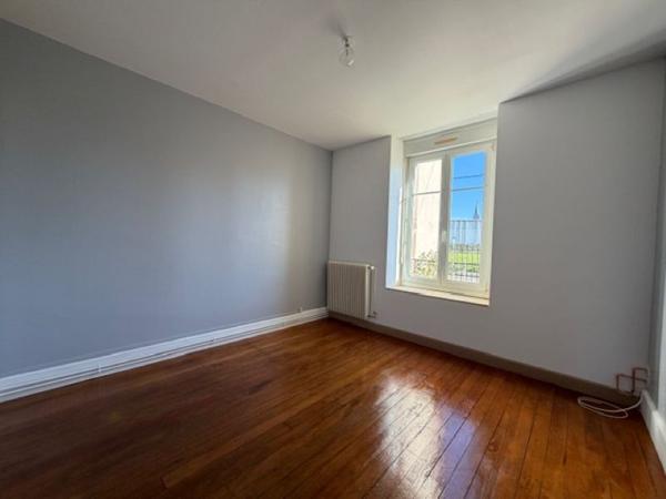 Appartement entierement rénové en rez-de-chaussée d'environ