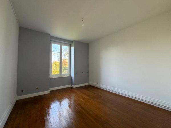 Appartement entierement rénové en rez-de-chaussée d'environ