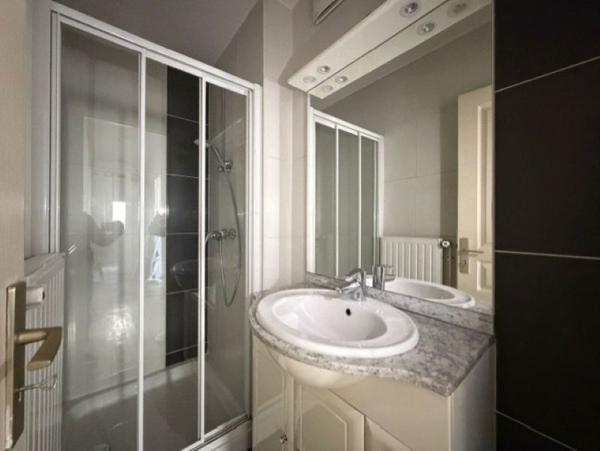Appartement entierement rénové en rez-de-chaussée d'environ