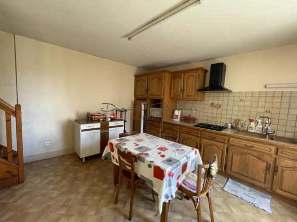 Maison de village avec garage et jardin