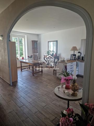 CENTRE DE DANGE ST ROMAIN, Vue sur le jardin, avec sa cour fermée