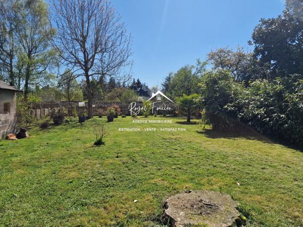 CENTRE DE DANGE ST ROMAIN, Vue sur le jardin, avec sa cour fermée