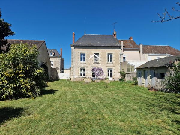 CENTRE DE DANGE ST ROMAIN, Vue sur le jardin, avec sa cour fermée