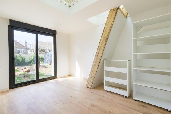 Pavillon individuel contemporain sur 1259 m² de terrain à Sainte Geneviève des Bois