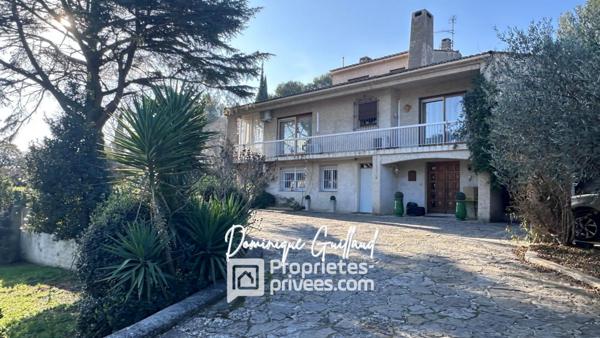 Nîmes-Villa avec de 2 habitations - 7 /8 pièces sur terrain de 2600  m2