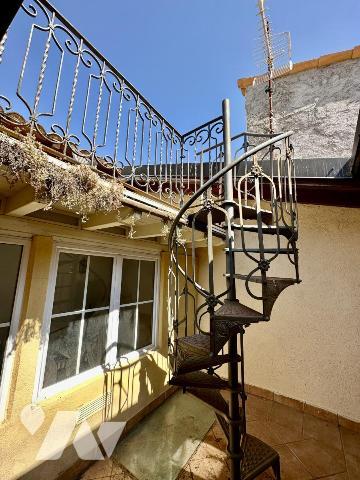 CHATEAUNEUF DE GRASSE - MAISON DE VILLAGE DE 200M² AVEC APERCU MER