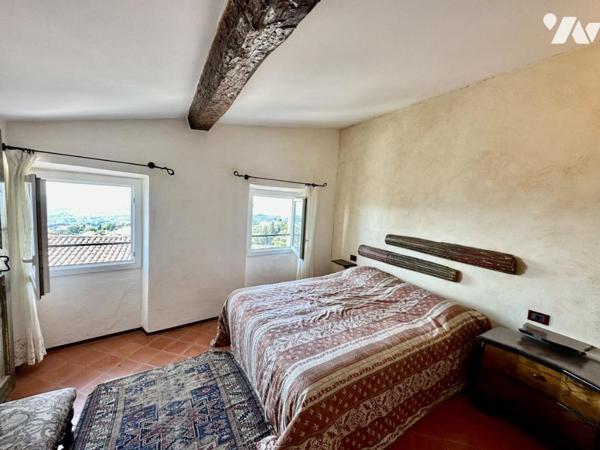 CHATEAUNEUF DE GRASSE - MAISON DE VILLAGE DE 200M² AVEC APERCU MER