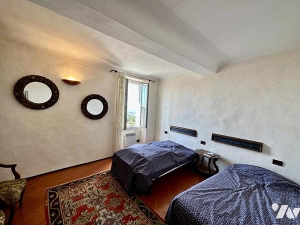 CHATEAUNEUF DE GRASSE - MAISON DE VILLAGE DE 200M² AVEC APERCU MER