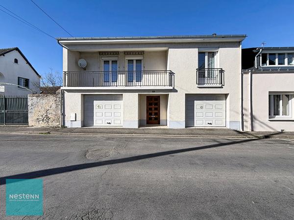 Maison de ville avec deux garages en plein centre de Bléré