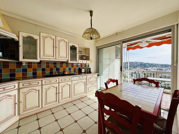 PROCHE CENTRE VILLE ET PLAGE APPARTEMENT 4 PIECES 79M2 AVEC SUPERBE VUE MER