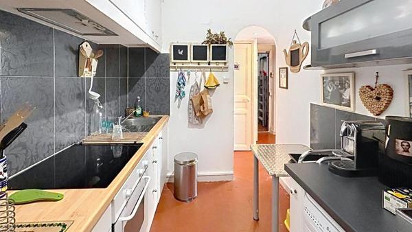 Niché au cœur du quartier historique du Panier, cet appartement offre tout le charme de l’ancien allié au confort de la vie citadine. Entre ruelles pittoresques, lumière méditerranéenne et proximité du Vieux-Port, c’est un lieu de vie plein d’âme où tout est accessible à pied.