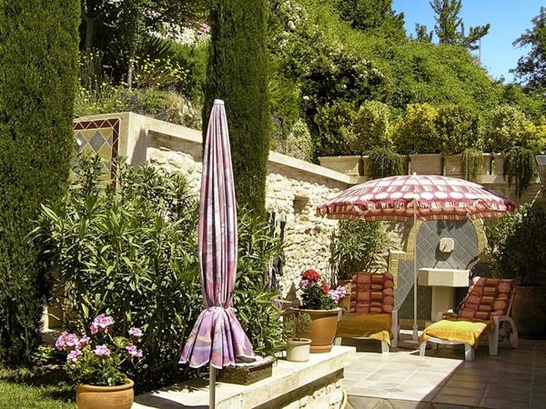 EXCLU, proche FORCALQUIER, Belle MAISON DE VILLAGE de 126 m²  avec terrasses, jardin et cour