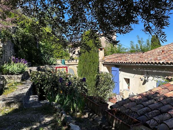 EXCLU, proche FORCALQUIER, Belle MAISON DE VILLAGE de 126 m²  avec terrasses, jardin et cour
