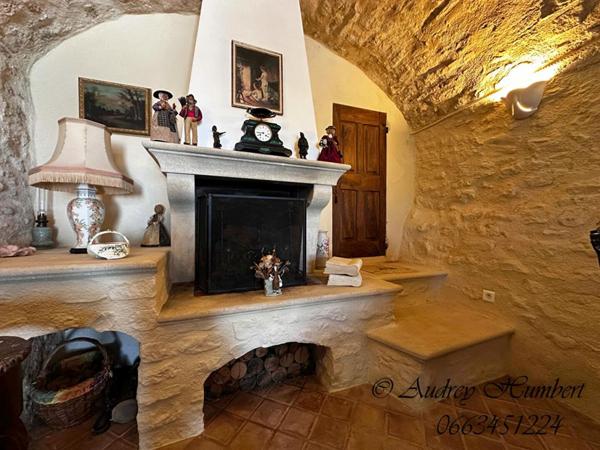 EXCLU, proche FORCALQUIER, Belle MAISON DE VILLAGE de 126 m²  avec terrasses, jardin et cour