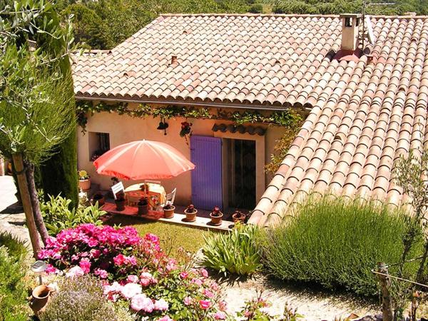 EXCLU, proche FORCALQUIER, Belle MAISON DE VILLAGE de 126 m²  avec terrasses, jardin et cour