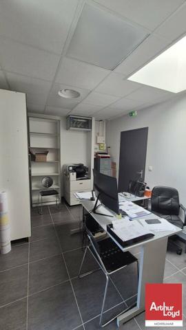 MONTÉLIMAR EST - QUARTIER MAUBEC - A LOUER BUREAUX AU PREMIER ETAGE DE 36 M2 ENVIRON AVEC PLACES DE PARKING