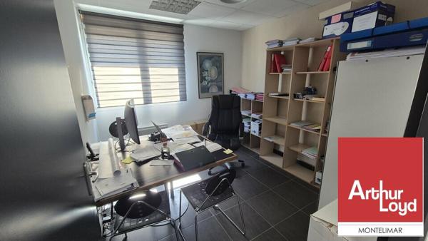 MONTÉLIMAR EST - QUARTIER MAUBEC - A LOUER BUREAUX AU PREMIER ETAGE DE 36 M2 ENVIRON AVEC PLACES DE PARKING