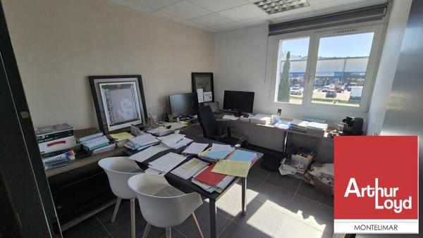 MONTÉLIMAR EST - QUARTIER MAUBEC - A LOUER BUREAUX AU PREMIER ETAGE DE 36 M2 ENVIRON AVEC PLACES DE PARKING