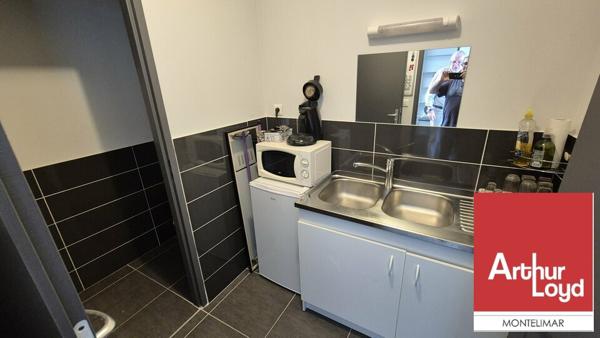 MONTÉLIMAR EST - QUARTIER MAUBEC - A LOUER BUREAUX AU PREMIER ETAGE DE 36 M2 ENVIRON AVEC PLACES DE PARKING