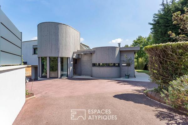 Maison d’architecte esprit Bauhaus et son donjon en pierre privatif