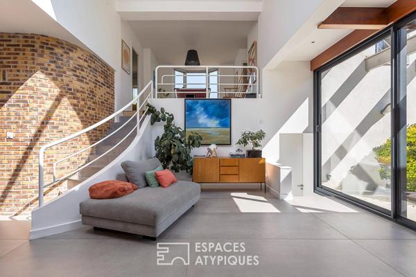 Maison d’architecte esprit Bauhaus et son donjon en pierre privatif