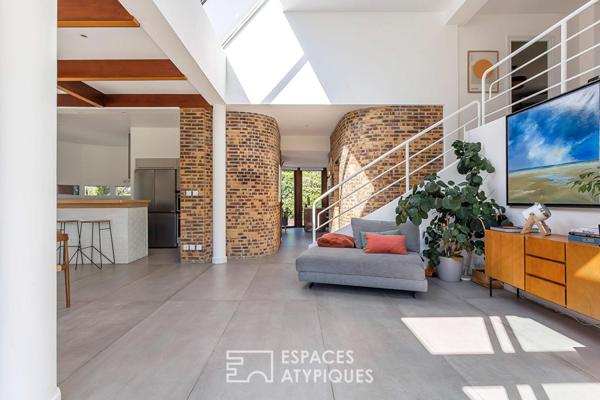 Maison d’architecte esprit Bauhaus et son donjon en pierre privatif